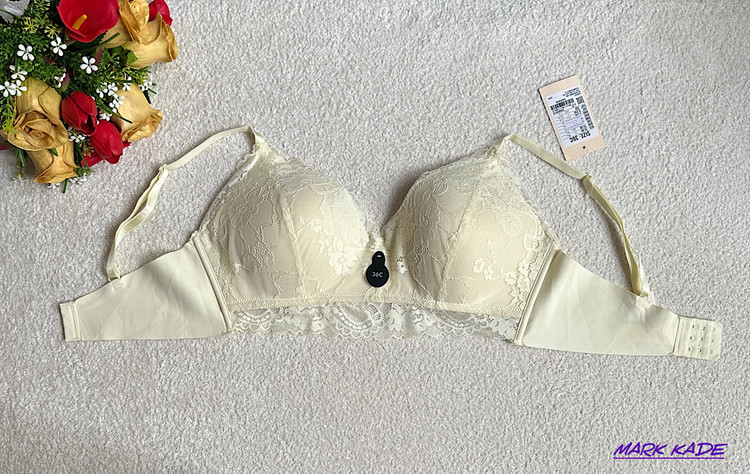 سوتین اسفنجی پوشاپ دار مکس انگلیس مدل 80C - نمای جلو با جلوه لیفت دهنده