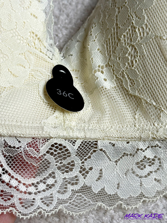 جزئیات سوتین پوشاپ مکس انگلیس | سوتین زنانه 80C | حجم دهنده و فرم دهنده_نمای بین کاپ