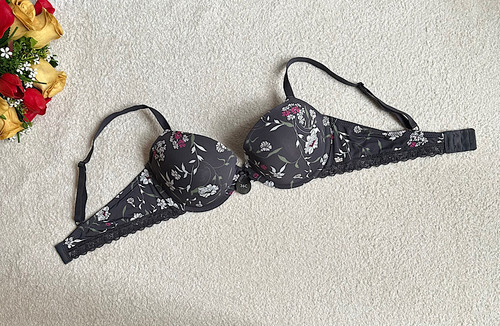 تصویر سوتین زنانه اسفنجی جک دار برند مکس، سایز 80C، با قابلیت افزایش حجم و دوجی سینه.