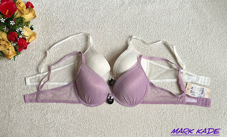 نمای از جلوی سوتین زنانه اسفنجی توری برند مکس سایز 80B با طراحی ظریف و لایه اسفنجی نرم