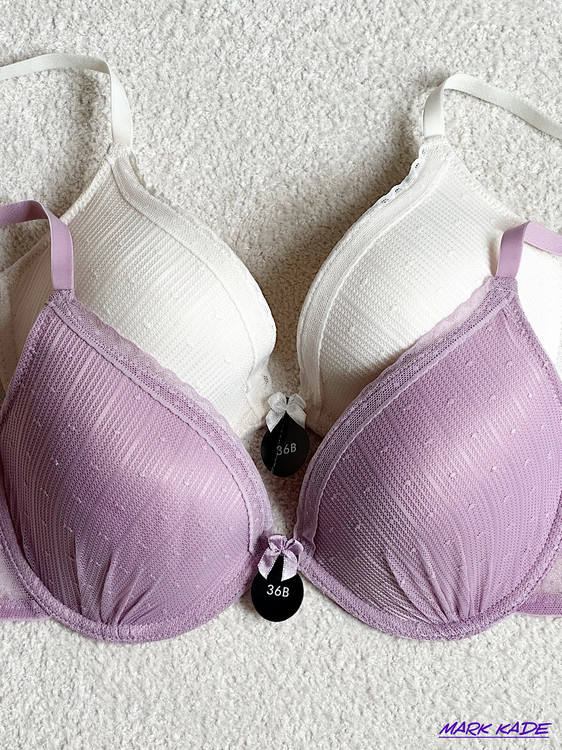 نمای نزدیک از سوتین زنانه اسفنجی توری برند مکس سایز 80B با طراحی ظریف و لایه اسفنجی نرم