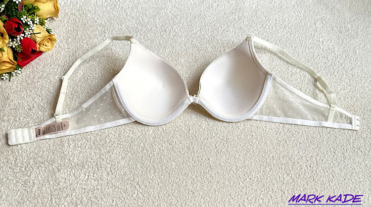 نمای ازکاپ سوتین زنانه اسفنجی توری برند مکس سایز 80B با طراحی ظریف و لایه اسفنجی نرم