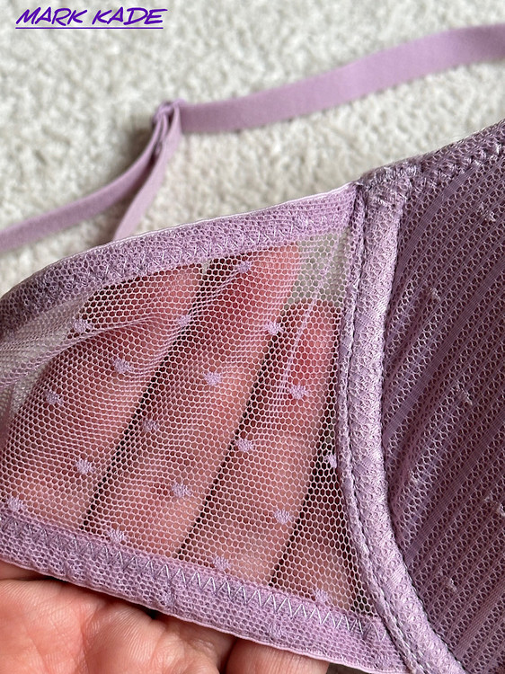 نمای نزدیک از دسته های سوتین زنانه اسفنجی توری برند مکس سایز 80B با طراحی ظریف و لایه اسفنجی نرم