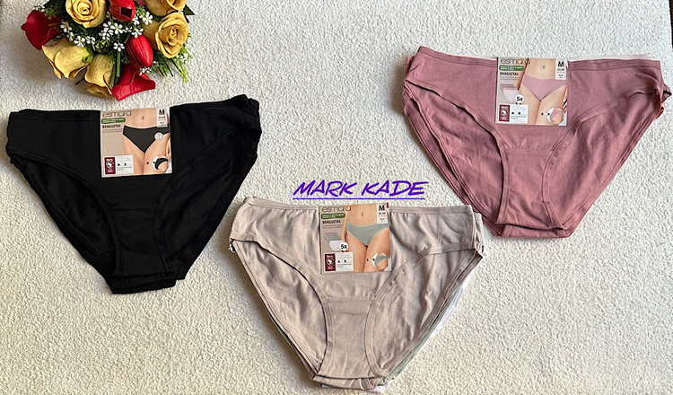 شورت اسلیپ نخی ساده زنانه اسمارا پک 5 عددی نمای نزدیک از بافت نرم شورت اسلیپ اسمارا زنی با شورت اسلیپ نخی ساده اسمارا در حال نشان دادن راحتی