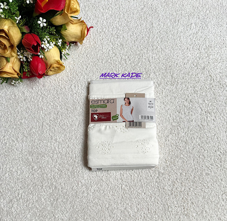 تیشرت زنانه سفید نخی اسمارا با سوزندوزی ظریف روی سینه و لبه آستین