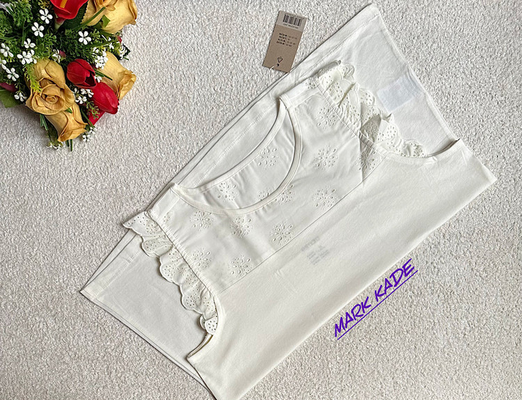 تیشرت زنانه سفید نخی اسمارا با سوزندوزی ظریف روی سینه و لبه آستین