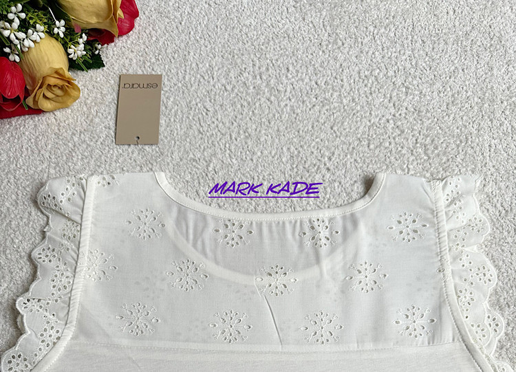 تیشرت زنانه سفید نخی اسمارا با سوزندوزی ظریف روی سینه و لبه آستین