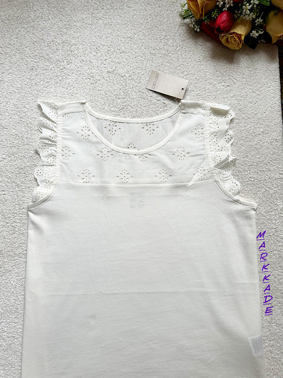 تیشرت زنانه سفید نخی اسمارا با سوزندوزی ظریف روی سینه و لبه آستین