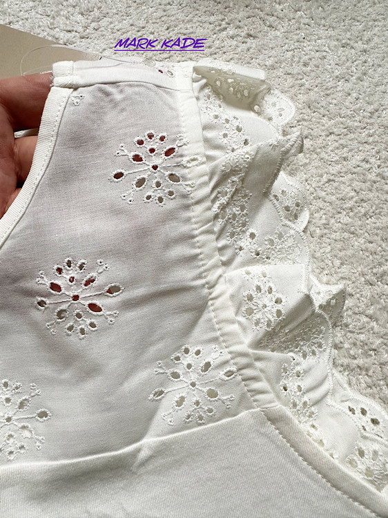 تیشرت زنانه سفید نخی اسمارا با سوزندوزی ظریف روی سینه و لبه آستین