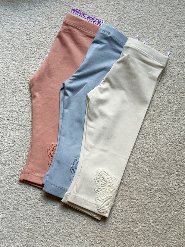 پک ۳ عددی شلوار نخی دخترانه برند C&A، مناسب سایز ۳ سال و قد ۹۸ سانتیمتر. انتخابی راحت، کاربردی و باکیفیت برای استفاده روزمره کودکان.