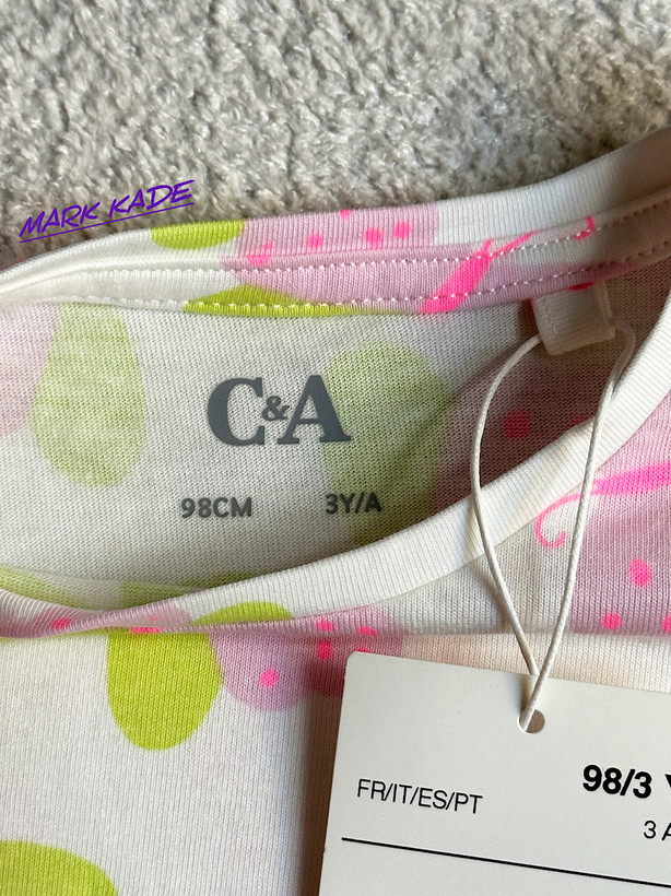 تیشرت دخترانه نخی برند C&A، مناسب سایز ۳ سال و قد ۹۸ سانتیمتر؛ انتخابی راحت، لطیف و کاربردی برای استفاده روزمره کودک.