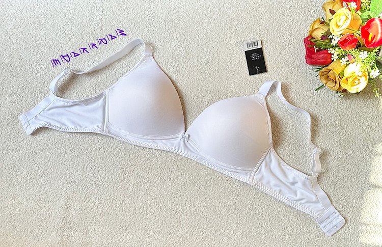 سوتین اسفنجی بدون فنر اسمارا آلمان سایز 85C از مارک کده؛ ترکیبی از راحتی، فرمدهی طبیعی و کیفیت قابلاعتماد برای استفاده روزمره.