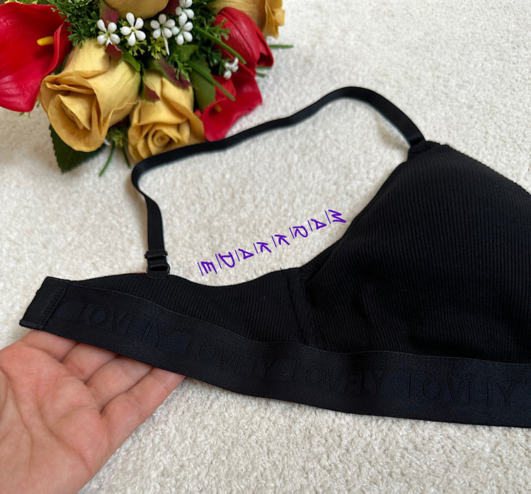 جربه کنید راحتی بینظیر با سوتین نخی کبریتی اسمارا آلمان در سایز Small. طراحی شده با پد متحرک برای تناسب دلخواه شما، این سوتین ترکیبی عالی از جنس مرغوب، کیفیت آلمانی و استایل روزمره را ارائه میدهد.