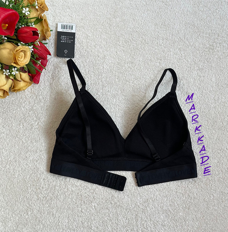 جربه کنید راحتی بینظیر با سوتین نخی کبریتی اسمارا آلمان در سایز Small. طراحی شده با پد متحرک برای تناسب دلخواه شما، این سوتین ترکیبی عالی از جنس مرغوب، کیفیت آلمانی و استایل روزمره را ارائه میدهد.