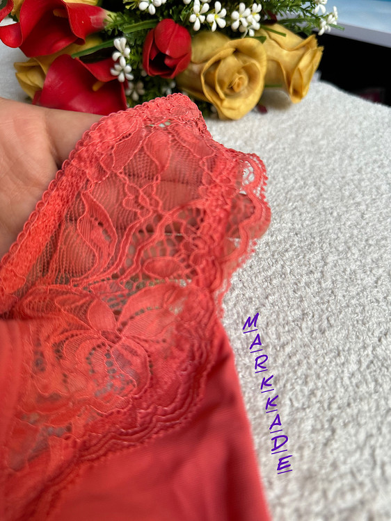 سوتین زنانه مینی مایزر بدون فنر اسمارا آلمان در سایز 90C با پوشش کامل کاپ؛ مناسب راحتی روزانه و فرمدهی طبیعی. عرضه از مارک کده.