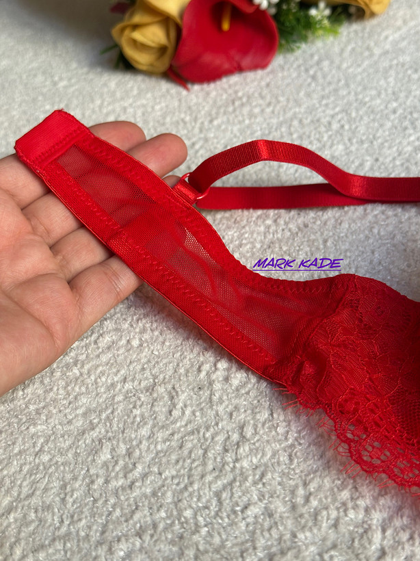 سوتین زنانه اسفنجی گیپور ضد حساسیت اسمارا آلمان در سایز 80B؛ انتخابی راحت، خوشفرم و مناسب استفاده روزانه. عرضه از مارک کده.