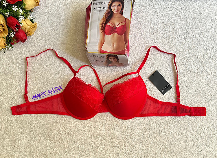 سوتین زنانه اسفنجی هارنسدار اسمارا آلمان سایز 80B، انتخابی خاص برای بانوانی است که به دنبال استایل متفاوت، فرمدهی زیبا و راحتی روزانه هستند. طراحی مدرن هارنسدار در کنار بافت اسفنجی، جلوهای جذاب و حرفهای به این محصول بخشیده است.