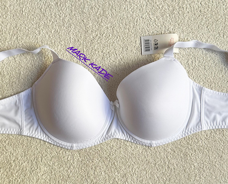 با سوتین زنانه اسفنجی فنردار اسمارا آلمان (سایز 85C)، ترکیبی بینظیر از حمایت فنری، نرمی میکروفایبر و فرمدهی عالی را تجربه کنید. این سوتین انتخابی ایدهآل برای زیبایی و راحتی در طول روز است.