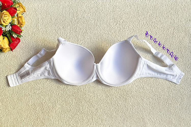 با سوتین زنانه اسفنجی فنردار اسمارا آلمان (سایز 85C)، ترکیبی بینظیر از حمایت فنری، نرمی میکروفایبر و فرمدهی عالی را تجربه کنید. این سوتین انتخابی ایدهآل برای زیبایی و راحتی در طول روز است.