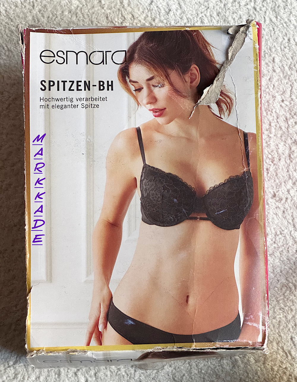 تجربهای از ظرافت و راحتی با سوتین زنانه اسفنجی اسمارا آلمان (سایز 80C). ترکیب بینظیر تور و گیپور با خاصیت ضد حساسیت، این سوتین را به انتخابی ایدهآل برای زیبایی و آسایش شما تبدیل کرده است.