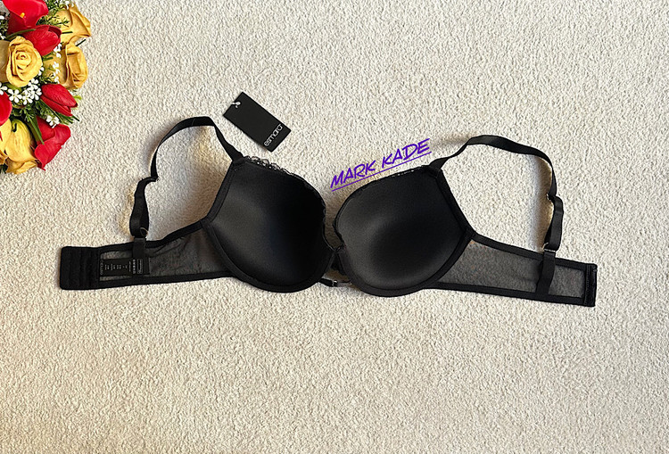 تجربهای از ظرافت و راحتی با سوتین زنانه اسفنجی اسمارا آلمان (سایز 80C). ترکیب بینظیر تور و گیپور با خاصیت ضد حساسیت، این سوتین را به انتخابی ایدهآل برای زیبایی و آسایش شما تبدیل کرده است.