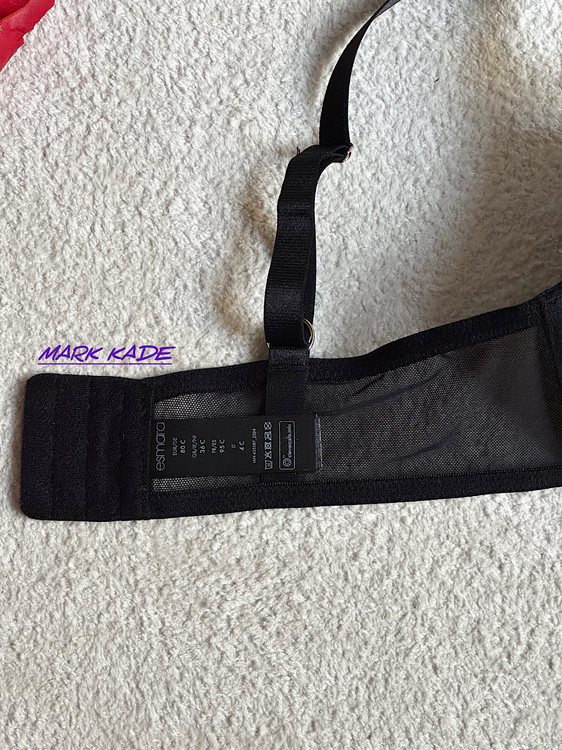تجربهای از ظرافت و راحتی با سوتین زنانه اسفنجی اسمارا آلمان (سایز 80C). ترکیب بینظیر تور و گیپور با خاصیت ضد حساسیت، این سوتین را به انتخابی ایدهآل برای زیبایی و آسایش شما تبدیل کرده است.