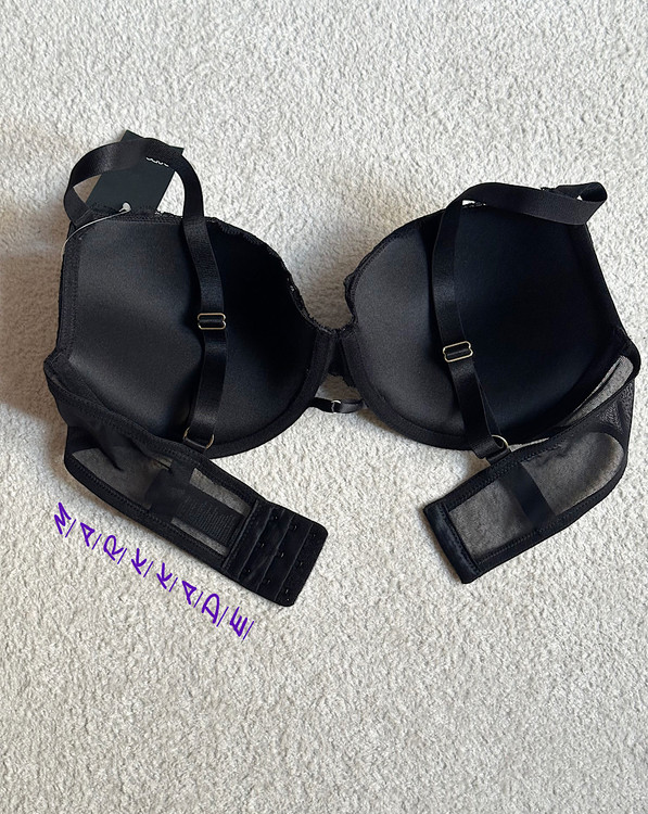 تجربهای از ظرافت و راحتی با سوتین زنانه اسفنجی اسمارا آلمان (سایز 80C). ترکیب بینظیر تور و گیپور با خاصیت ضد حساسیت، این سوتین را به انتخابی ایدهآل برای زیبایی و آسایش شما تبدیل کرده است.