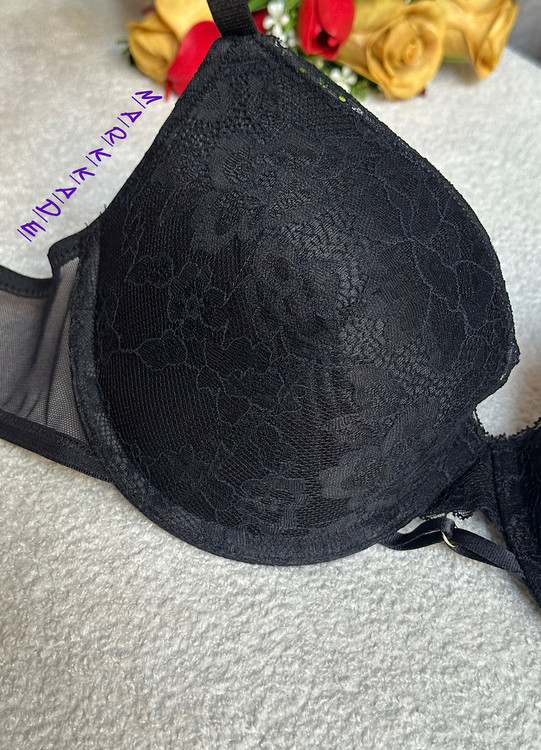 تجربهای از ظرافت و راحتی با سوتین زنانه اسفنجی اسمارا آلمان (سایز 80C). ترکیب بینظیر تور و گیپور با خاصیت ضد حساسیت، این سوتین را به انتخابی ایدهآل برای زیبایی و آسایش شما تبدیل کرده است.