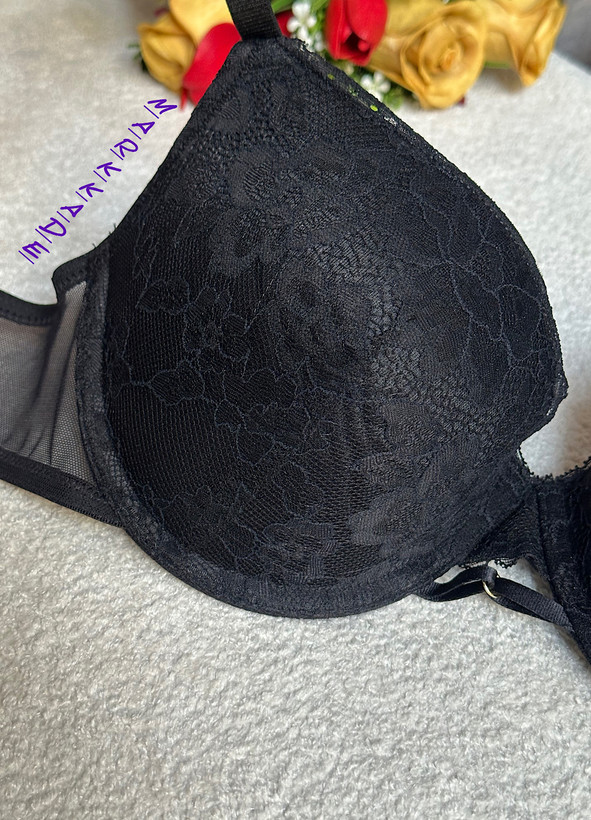 تجربهای از ظرافت و راحتی با سوتین زنانه اسفنجی اسمارا آلمان (سایز 80C). ترکیب بینظیر تور و گیپور با خاصیت ضد حساسیت، این سوتین را به انتخابی ایدهآل برای زیبایی و آسایش شما تبدیل کرده است.
