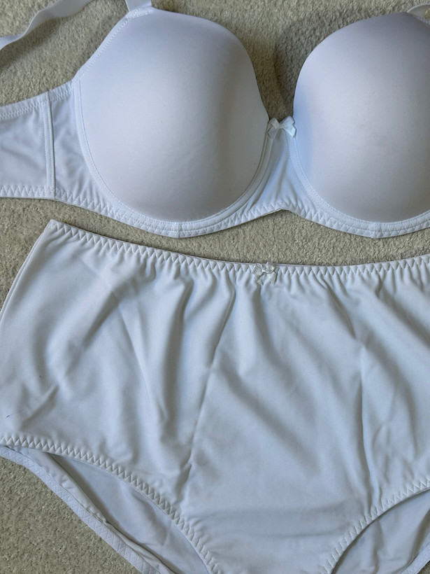 ست لباس زیر زنانه اسمارا اسفنج نازک میکروفایبر سایز 85D و شورت سایز XL فاق نخی